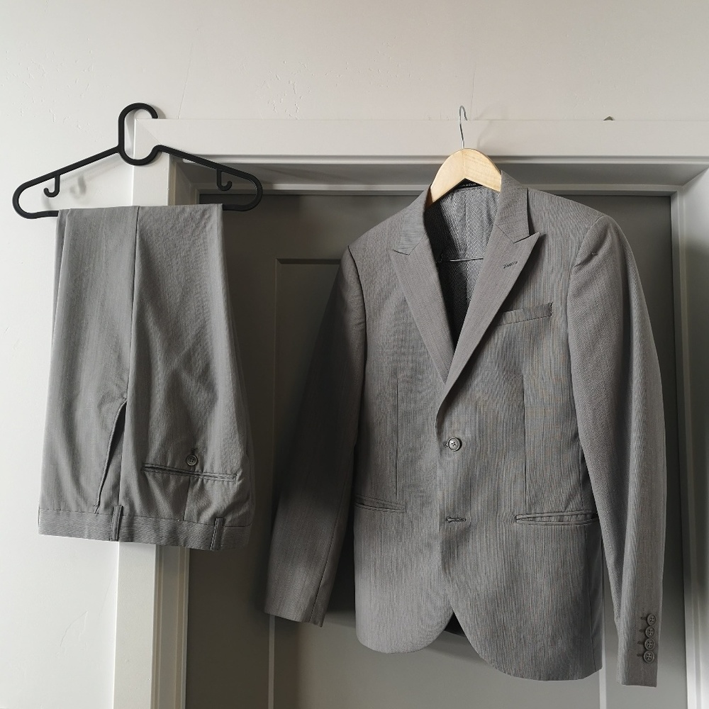 Mens 2 piece suit. Grey.